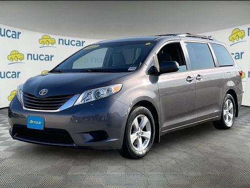 Used 2017 Toyota Sienna LE w/ Outdoor Package FWD image 3