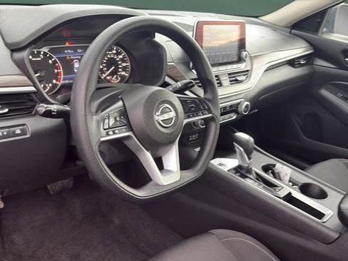 Used 2025 Nissan Altima 2.5 SV image 24