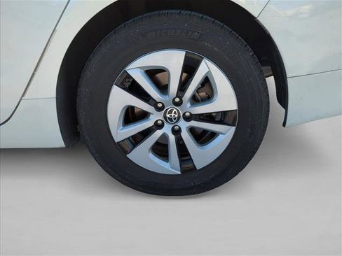 Used 2016 Toyota Prius Four image 9