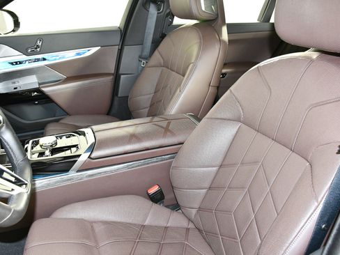 Used 2025 BMW 740i xDrive image 39