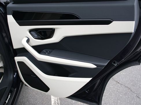 Used 2025 Lamborghini Urus SE image 37