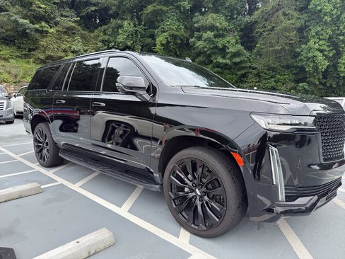 Used 2024 Cadillac Escalade ESV Premium Luxury AWD/4WD image 4