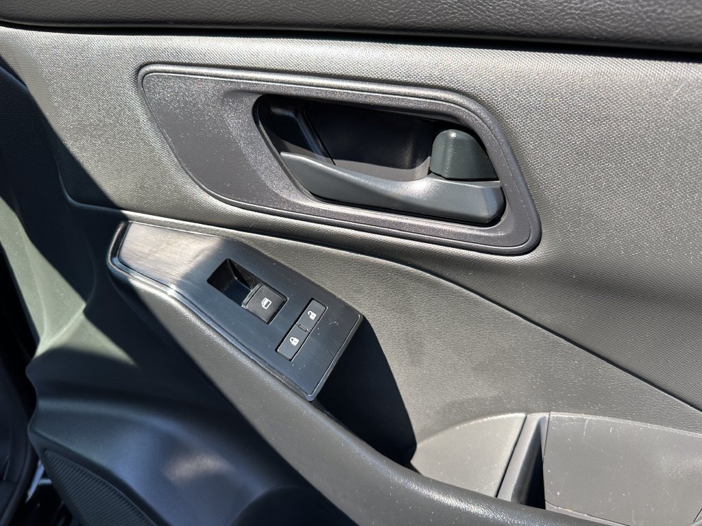 Used 2024 Nissan Rogue S FWD image 16