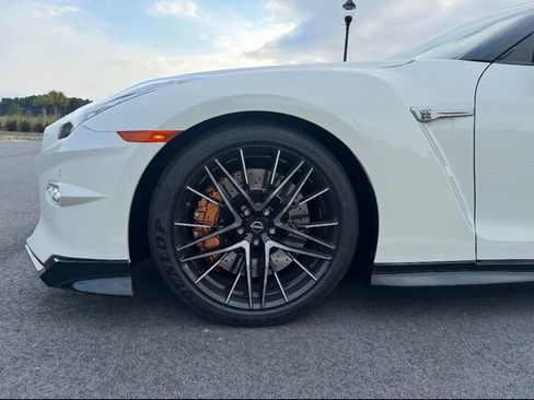 Used 2024 Nissan GT-R Premium w/ Premium Interior Package image 7
