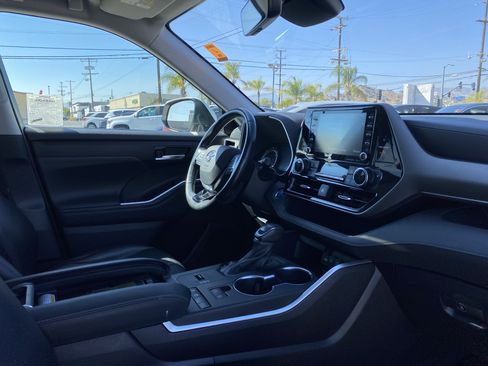 Used 2021 Toyota Highlander XLE FWD image 28