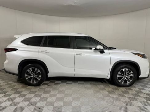 Used 2024 Toyota Highlander XLE FWD image 9