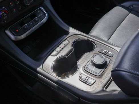 Used 2022 GMC Acadia SLT w/ Elevation Edition FWD image 16