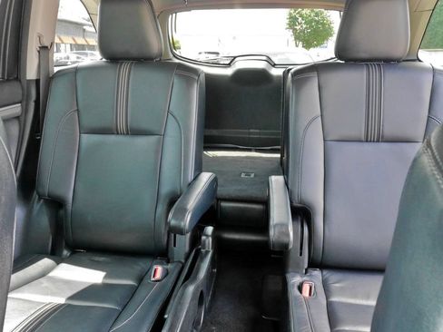 Used 2018 Toyota Highlander SE w/ Carpet Mat Package (TMS) AWD/4WD image 30