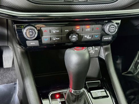 Used 2025 Jeep Compass Limited w/ Sun & Sound Group AWD/4WD image 8