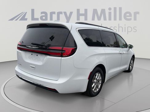 Used 2022 Chrysler Pacifica Touring-L FWD image 5