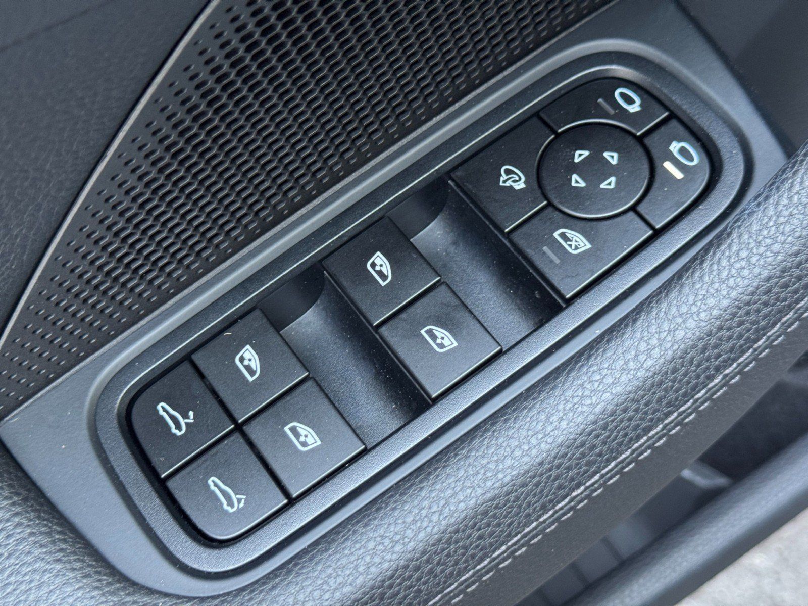 Used 2025 Porsche Panamera image 17
