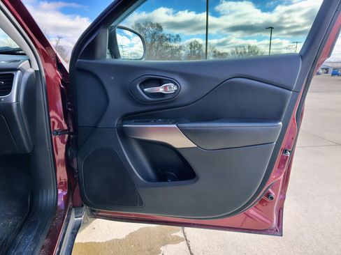 Used 2019 Jeep Cherokee Limited image 15