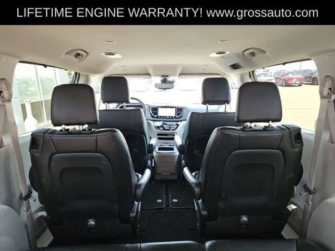 Used 2023 Chrysler Pacifica Touring-L FWD image 27