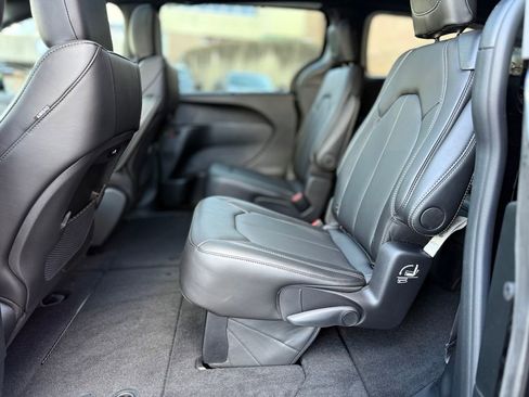New 2026 Chrysler Pacifica Select image 13