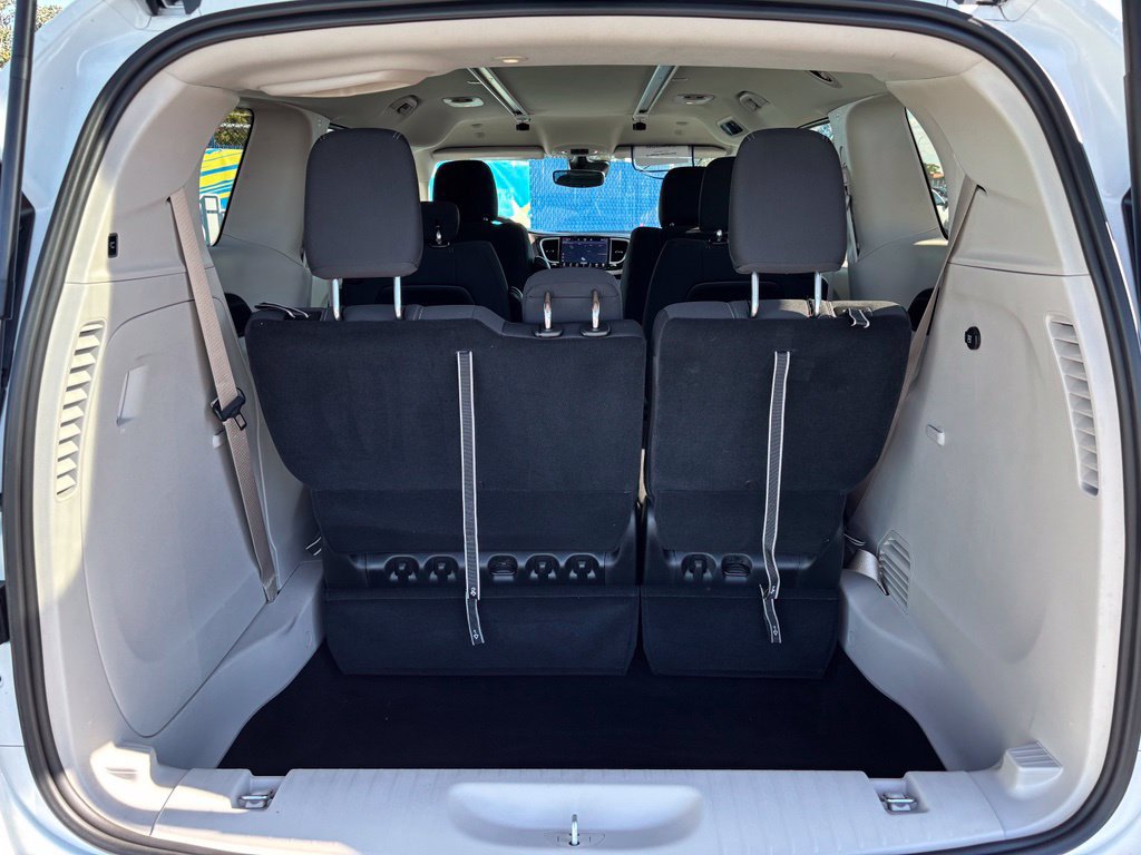 Used 2024 Chrysler Voyager LX FWD image 5