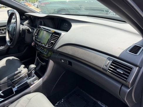 Used 2017 Honda Accord Touring image 18