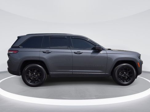 Used 2025 Jeep Grand Cherokee Altitude AWD/4WD image 4