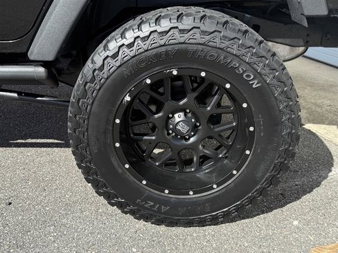 Used 2015 Jeep Wrangler Unlimited Rubicon w/ Dual Top Group AWD/4WD image 18