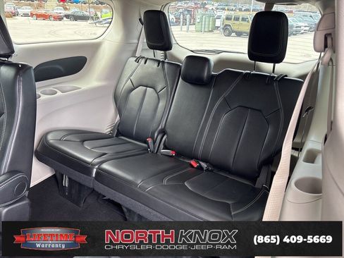Used 2024 Chrysler Pacifica Touring-L image 9