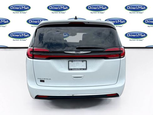 Used 2023 Chrysler Pacifica Touring-L FWD image 6