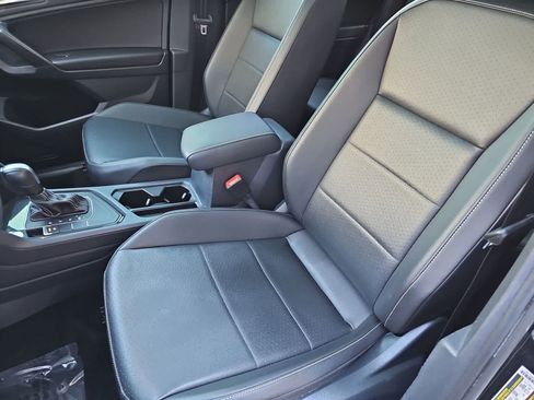 Used 2021 Volkswagen Tiguan SE image 15