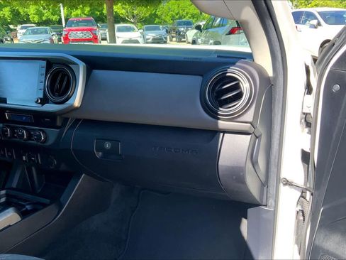 Used 2022 Toyota Tacoma SR5 w/ Technology Package image 18