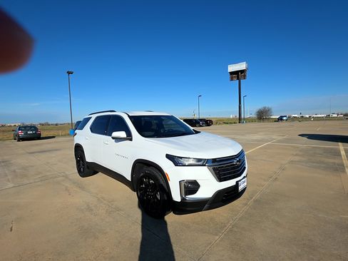 Used 2022 Chevrolet Traverse LT image 3