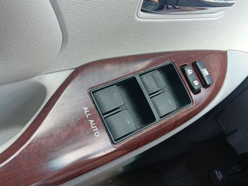 Used 2012 Toyota Sienna XLE FWD image 23