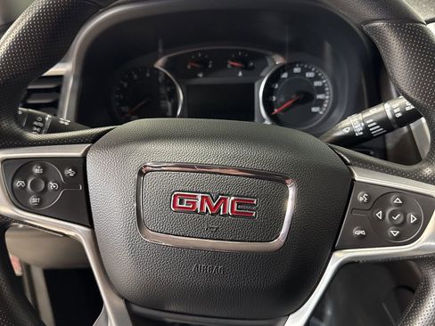 Used 2023 GMC Acadia SLE image 10