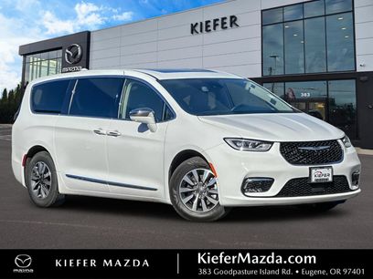 Used 2022 Chrysler Pacifica Limited w/ Uconnect Theater Family Group