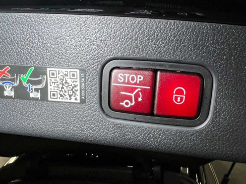 Used 2025 Mercedes-Benz GLC 300 4MATIC image 19