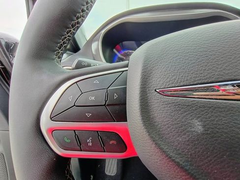 Used 2025 Chrysler Pacifica Select FWD image 22