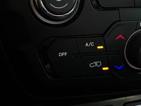 Used 2022 Jeep Renegade Latitude AWD/4WD image 26