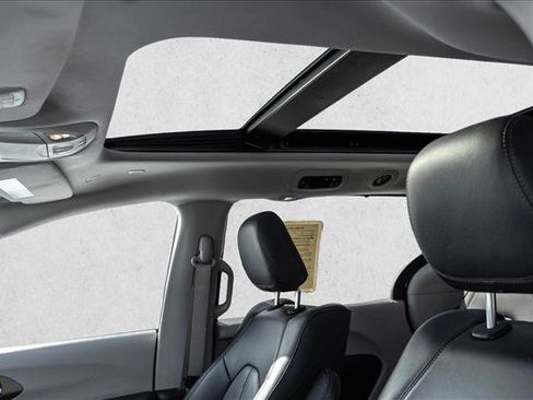 Used 2019 Chrysler Pacifica Touring-L Plus image 21