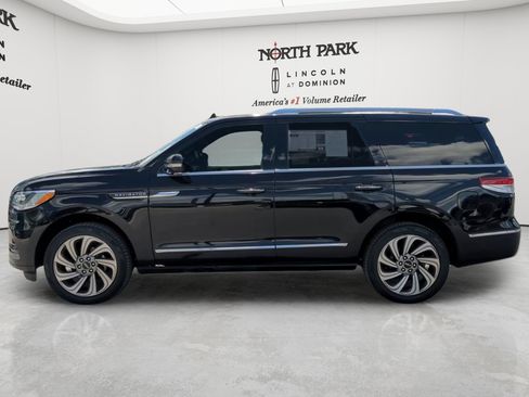 Used 2023 Lincoln Navigator Reserve AWD/4WD image 2