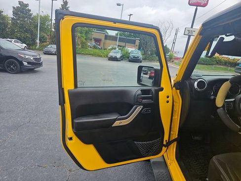 Used 2015 Jeep Wrangler Unlimited Sahara w/ Connectivity Group AWD/4WD image 28