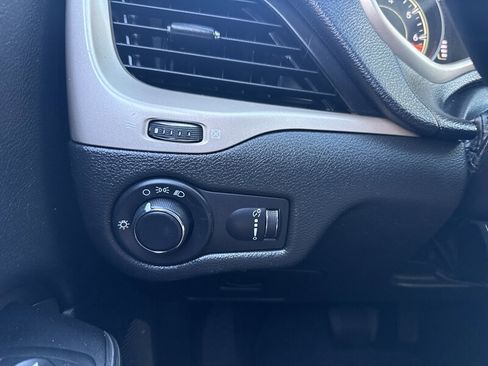 Used 2014 Jeep Cherokee Sport FWD image 38