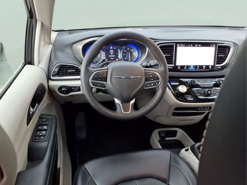 Used 2024 Chrysler Pacifica Touring-L FWD image 4