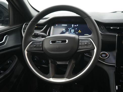 Used 2023 Jeep Grand Cherokee Altitude image 17