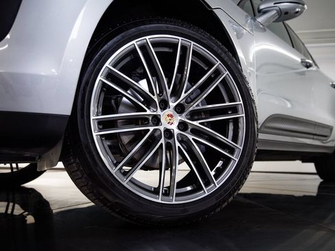 Certified 2026 Porsche Macan AWD/4WD image 12