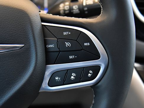 Used 2023 Chrysler Pacifica Touring-L FWD image 33
