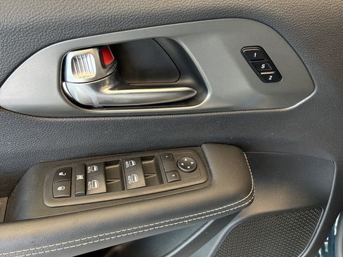 Certified 2025 Chrysler Pacifica Select w/ Uconnect Theater Family Group FWD image 25