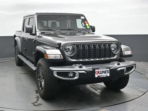 Used 2025 Jeep Gladiator Sport AWD/4WD image 4