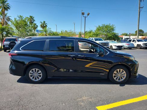 Used 2021 Toyota Sienna XLE AWD/4WD image 5