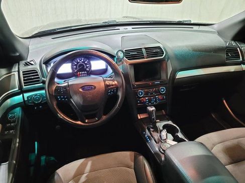 Used 2017 Ford Explorer XLT w/ Equipment Group 202A image 4