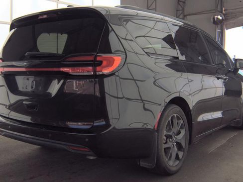 Used 2021 Chrysler Pacifica Touring w/ S Appearance Package FWD image 2