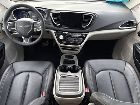 Used 2024 Chrysler Pacifica Touring-L image 10