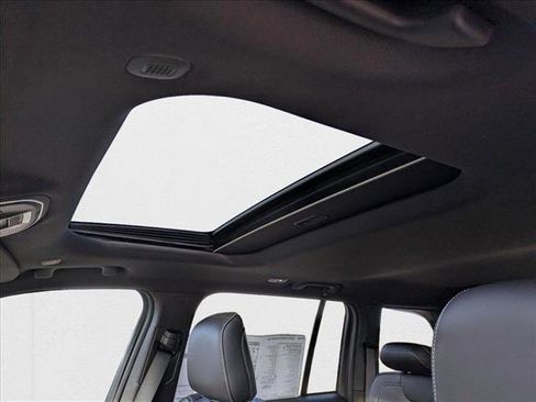 New 2025 Jeep Grand Cherokee Altitude image 14