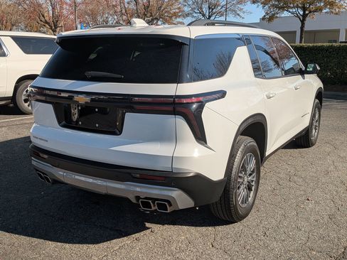 Used 2025 Chevrolet Traverse LT image 9