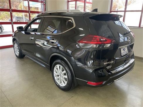Used 2018 Nissan Rogue SV image 4